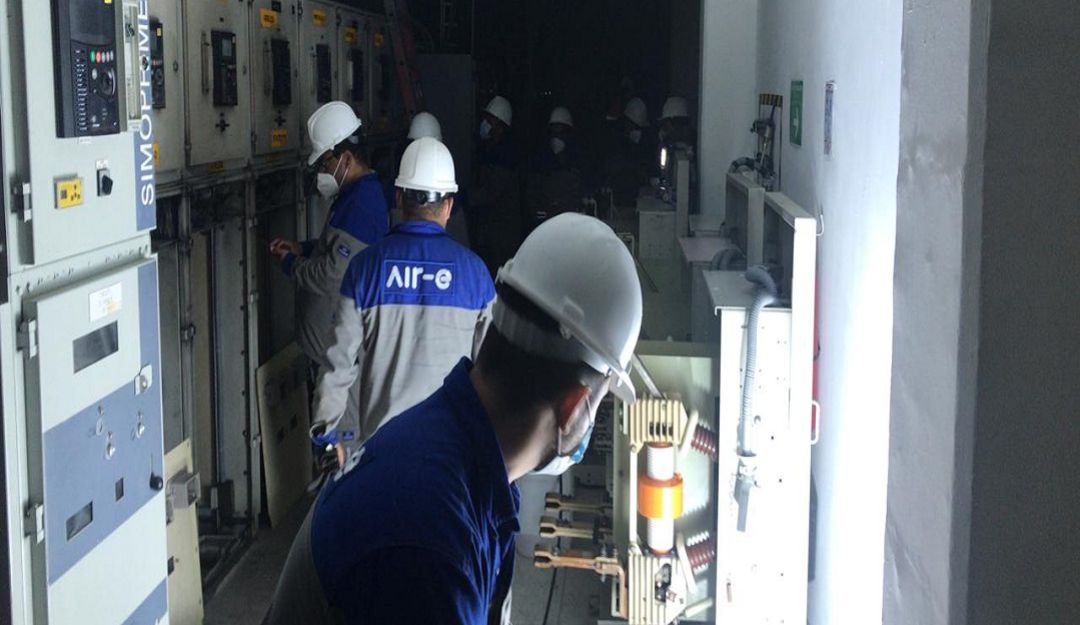 Operarios de la empresa Air-e atienden la emergencia en la subestación 20 de Julio.