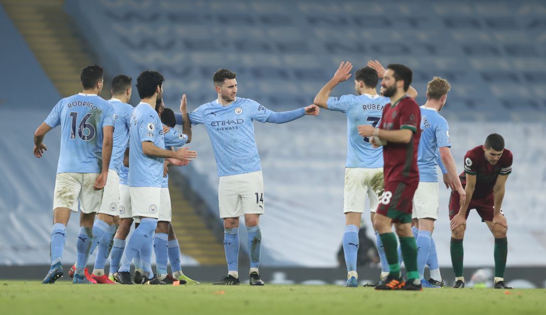 Manchester City venció al Wolverhampton y acumula 21 triunfos al hilo.