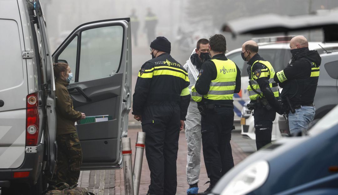 Agentes de policía se paran en una calle después de que ocurrió una explosión cerca de un centro de pruebas Covid-19, rompiendo ventanas pero sin causar lesiones aparentes, en Bovenkarspel, Países Bajos