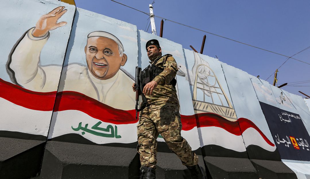 Mural que espera al papa Francisco en Irak