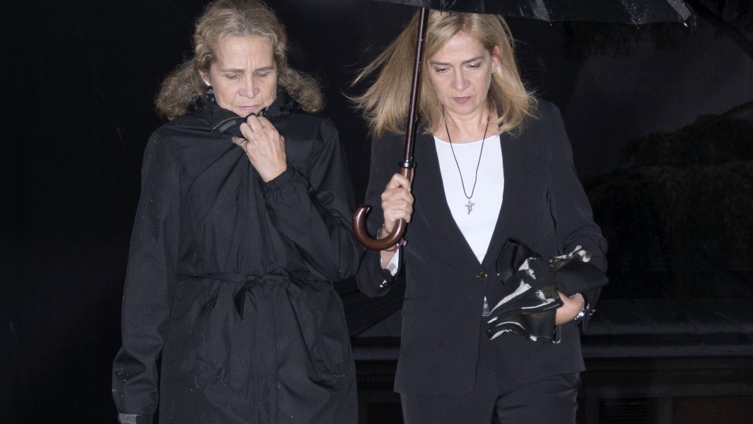 Polémica en España por vacunación de hijas de Juan Carlos I