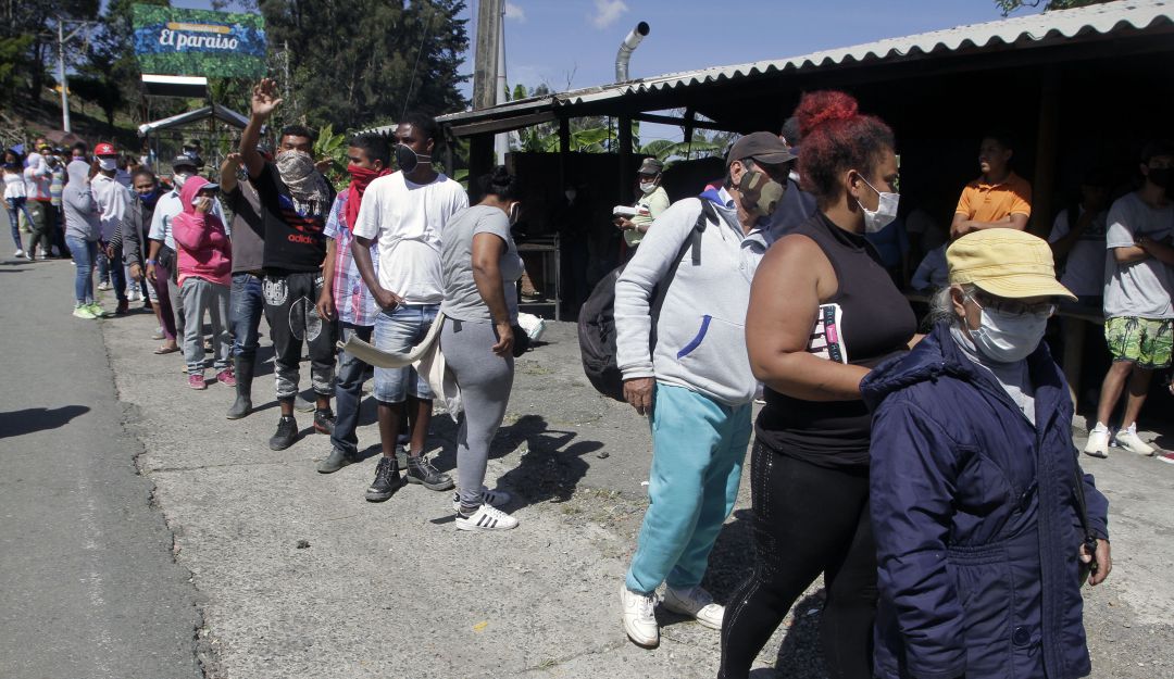 Línea de espera en Medellín, Antioquia, para recibir ayudas alimentarias ante la falta de ingresos para costear la comida para sus hogares.