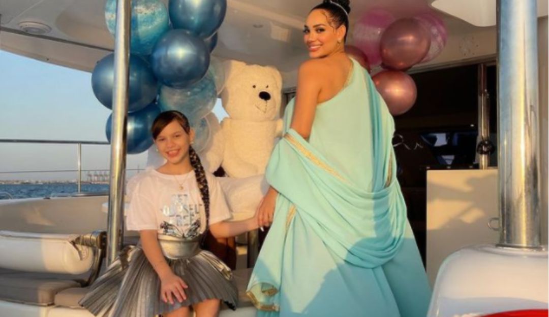 Andrea Valdiri junto a su hija Isabella.