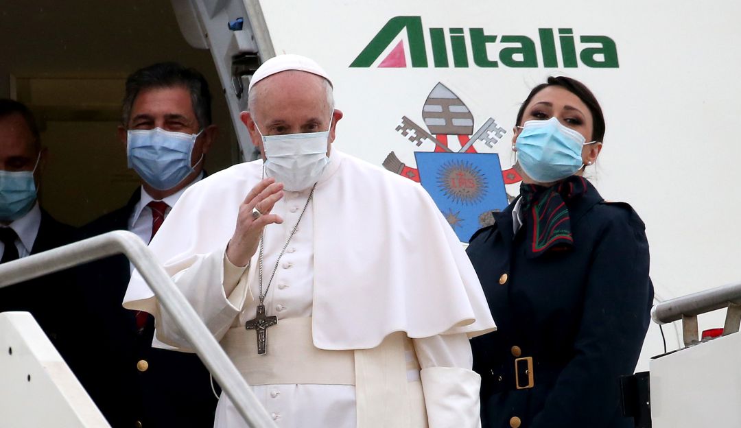 El papa Francisco en el avión que lo llevó a Bagdad