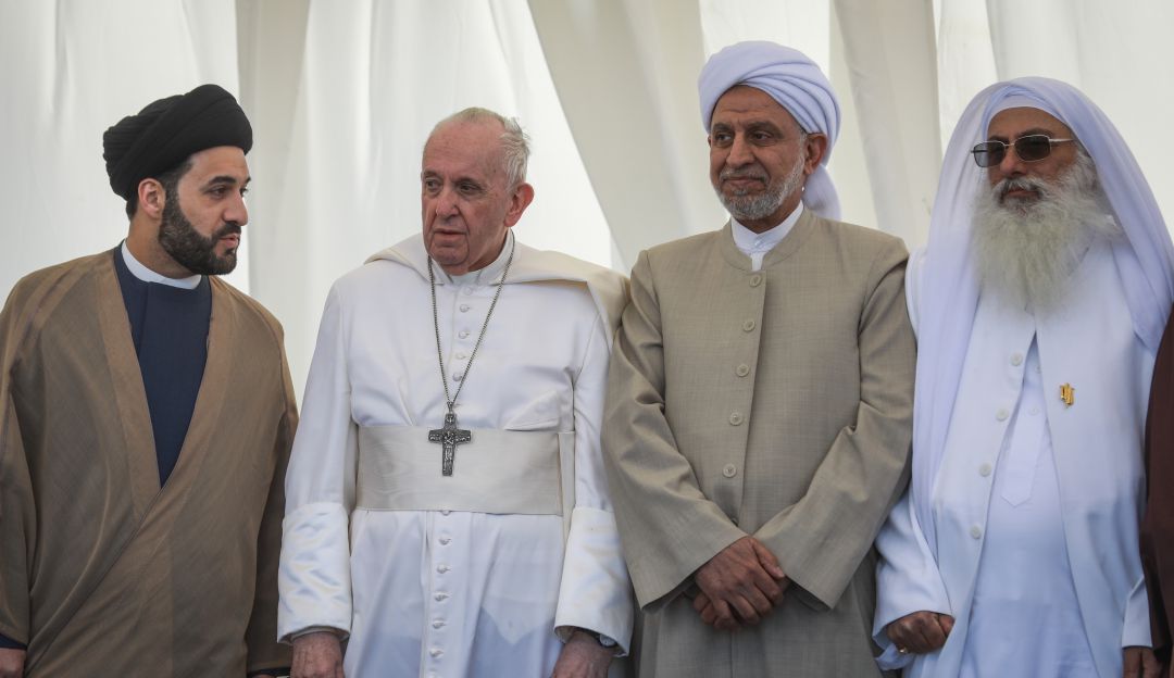 el Papa Francisco y clérigos religiosos de diferentes sectas en Irak asisten a una reunión interreligiosa en la ciudad-estado sumeria Ur, que se menciona en la Biblia como el hogar del profeta Abraham, el padre de las tres religiones monolíticas del judaísmo, el cristianismo y el islam.