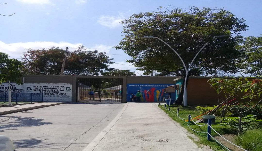 Fachada del cementerio de Santa María.