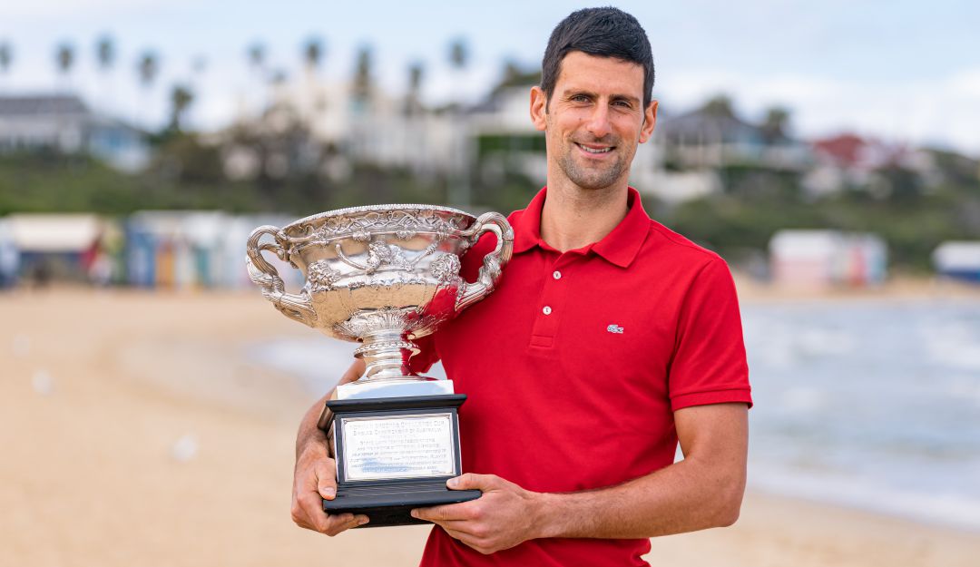 Novak Djokovic posa con el trofeo del Abierto de Australia, su más reciente título de Grand Slam.
