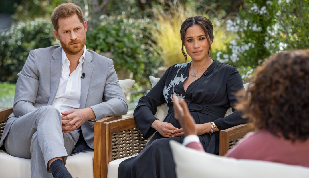 En esta imagen proporcionada por Harpo Productions y publicada el 5 de marzo de 2021, Oprah Winfrey entrevista al príncipe Harry y a Meghan Markle en A CBS Primetime Special que se estrenará en CBS el 7 de marzo de 2021.