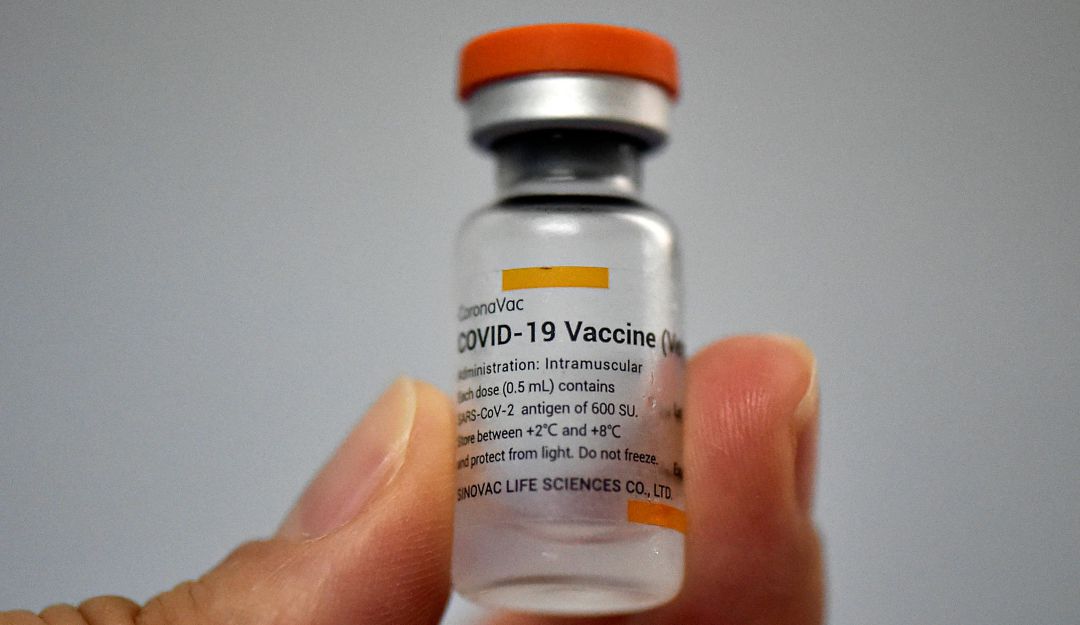 Una persona sostiene un vial de la vacuna Sinovac contra COVID-19 Una persona sostiene un vial de la vacuna Sinovac contra COVID-19