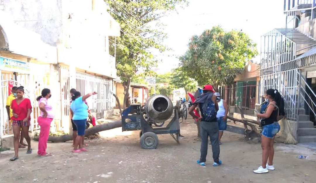 Mujeres bloquean la 'Calle del Polvo'