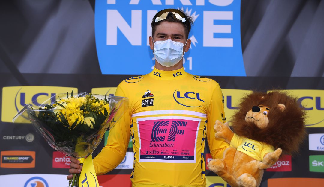 El suizo Stefan Bissegger festeja como nuevo líder de la carrera.