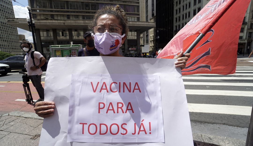 Manifestación en Brasil exigiendo más medidas en contra de la pandemia