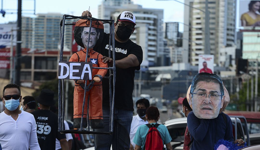 En Honduras se han reportado protestas tras las acusaciones de que el presidente Juan Orlando Hernández habría ordenado a las Fuerzas Militares proteger narcotraficantes.