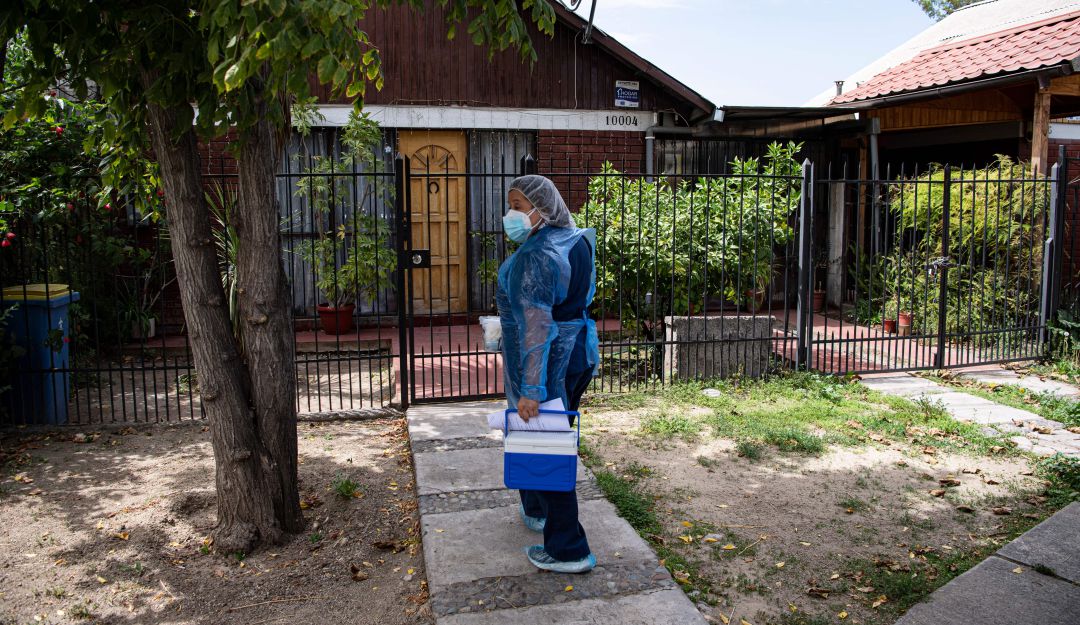 Chile ha implementado la aplicación de vacunas en viviendas para personas que no puedan asistir a los centros de vacunación.