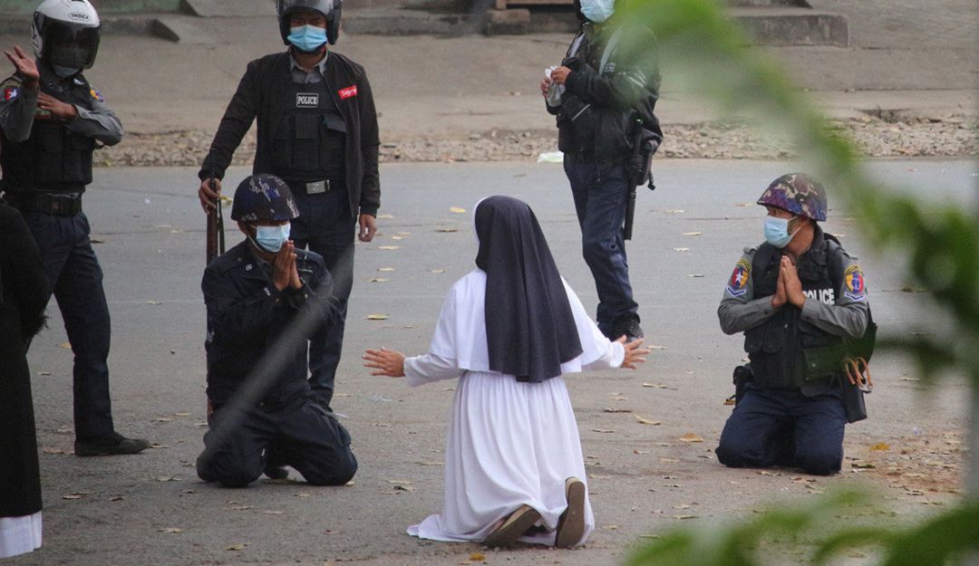 Pese al acto de la monja católica, horas después la policía abrió fuego contra los manifestantes.