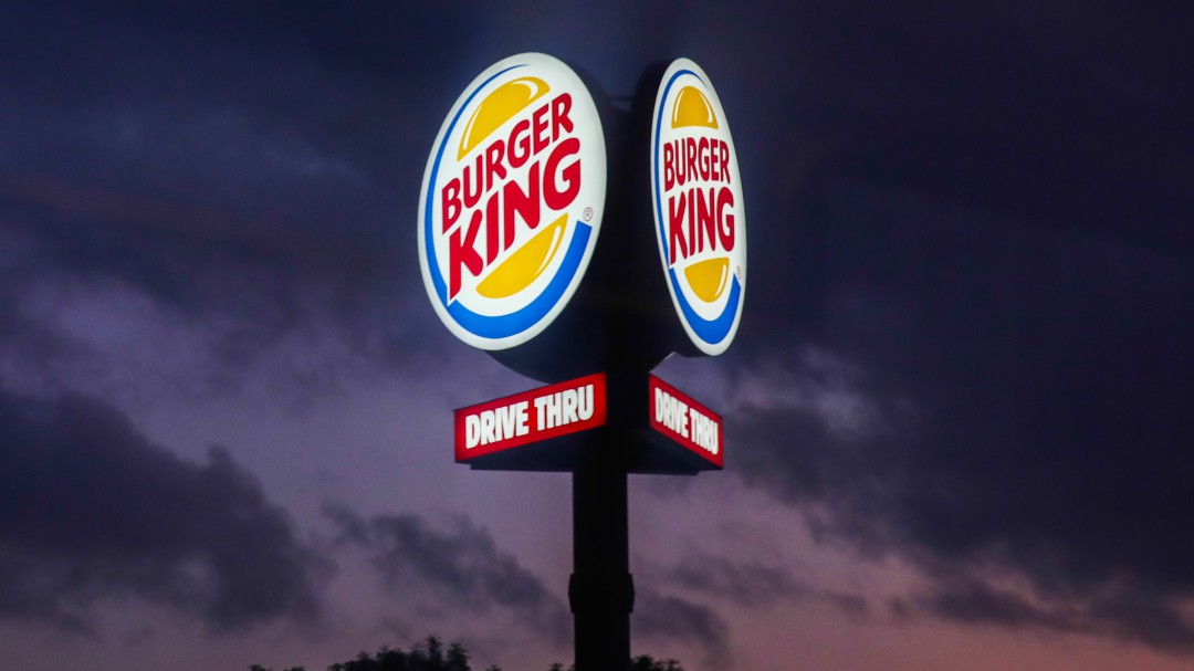 "El lugar de una mujer es la cocina": polémica por tuit de Burguer King