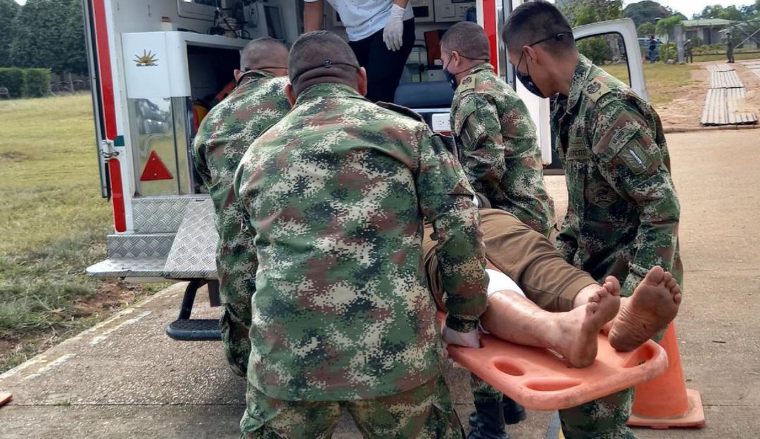 Momento del traslado de tres presuntos disidentes heridos en operación militar ejecutada en Guaviare.