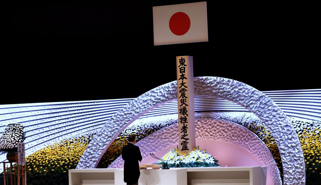 El primer ministro de Japón, Yoshihide Suga, pronuncia su discurso frente al altar por las víctimas del terremoto y tsunami del 11 de marzo de 2011 en el servicio conmemorativo nacional en el Teatro Nacional de Japón el 11 de marzo de 2021 en Tokio, Japón.