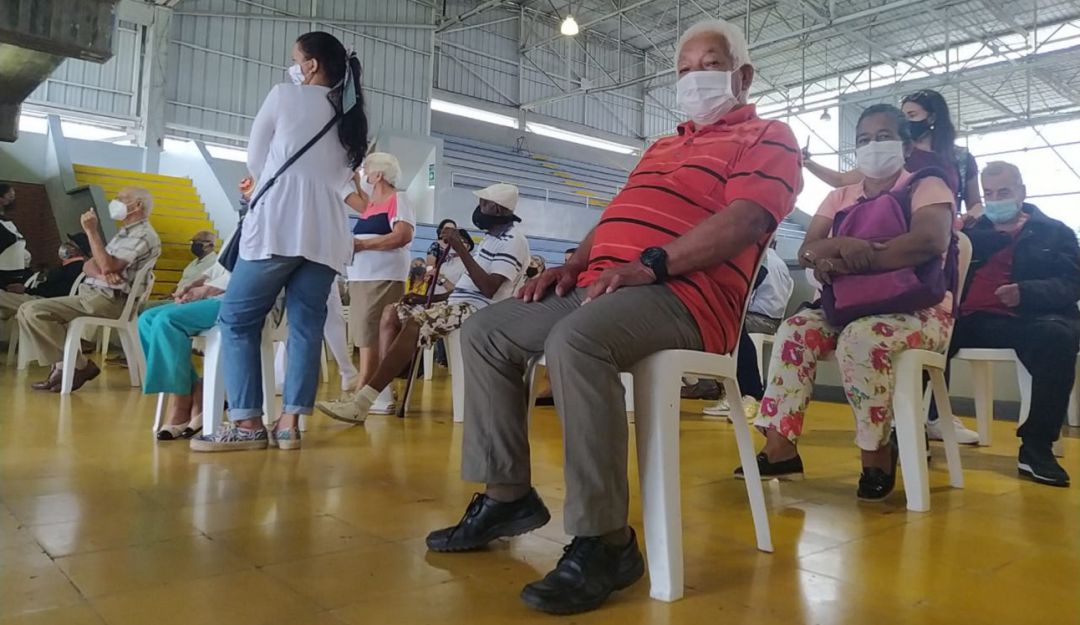 Los adultos mayores podrán asistir con un solo acompañante. con el fin de evitar aglomeraciones.