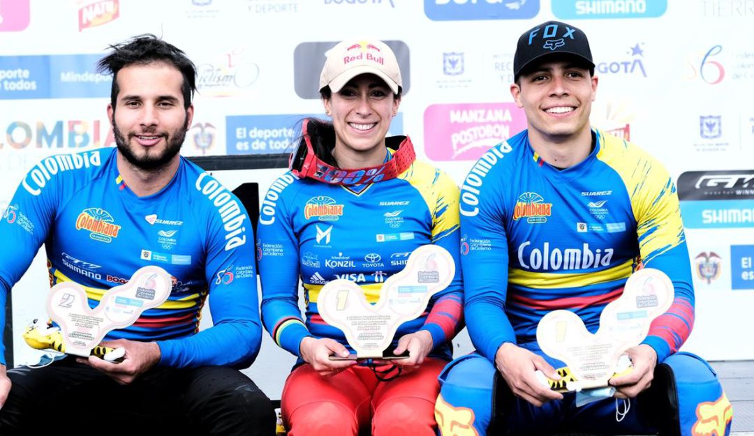 Mariana Pajón, Carlos Ramírez y Diego Arboleda con sus trofeos en la valida internacional.