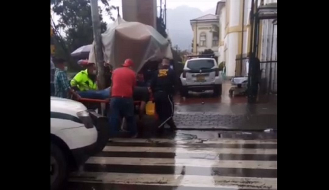 Policías y comerciantes del sector de San Andresito llevando heridos al Hospital San José