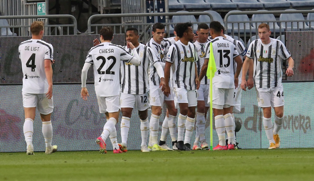 Cuadrado y los demás jugadores de la Juventus festejan junto a Cristiano uno de los goles de la Juventus.