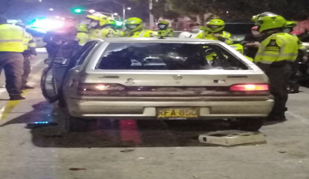 El vehículo que arrolló a las dos personas en el barrio El Bosque.