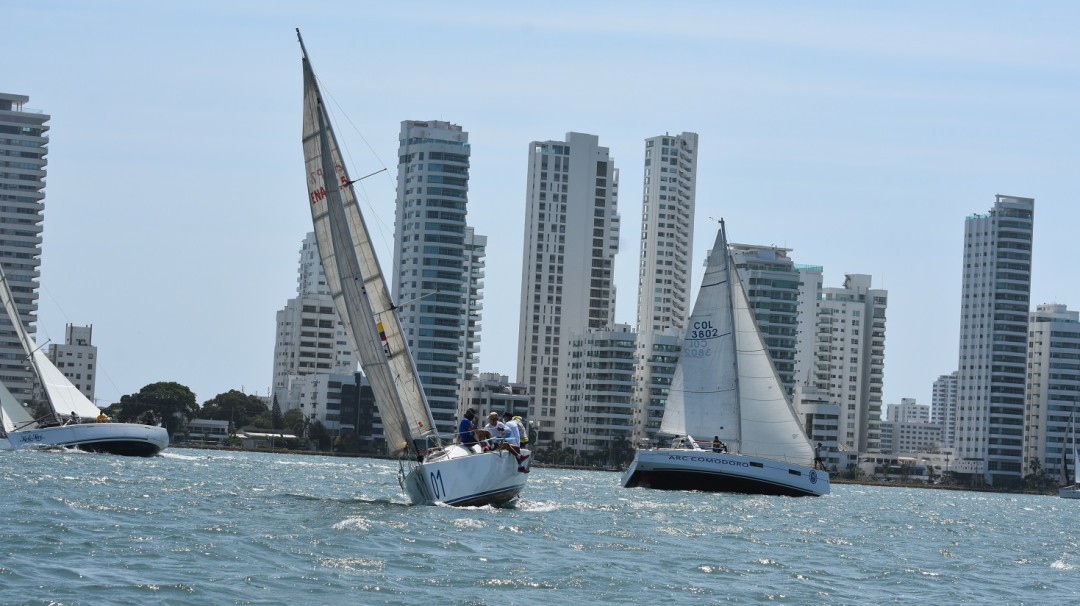 Escuela Naval se impuso en segunda serie de regatas en Cartagena