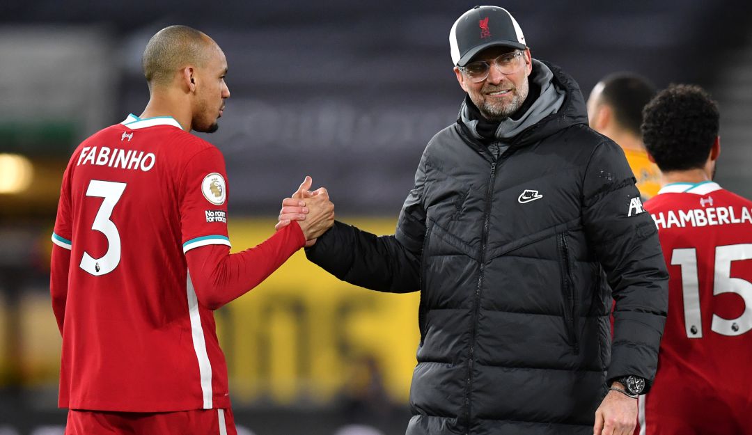 Jürgen Klopp y Fabinho tras el triunfo de Liverpool ante Wolverhampton