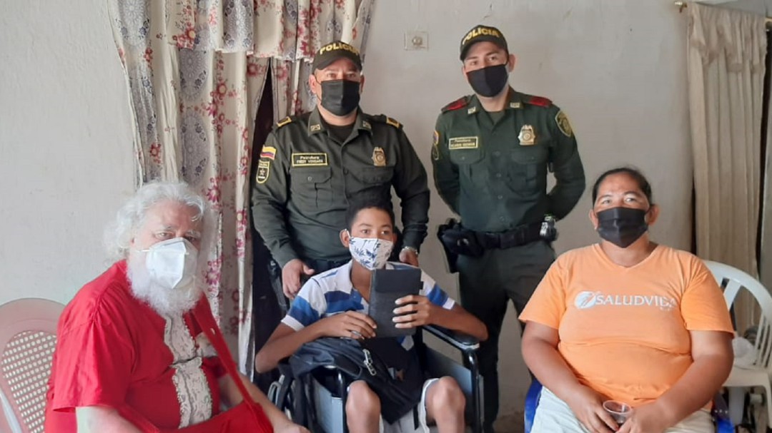 Policía entregó silla de ruedas a niño con discapacidad en Arjona, Bolívar