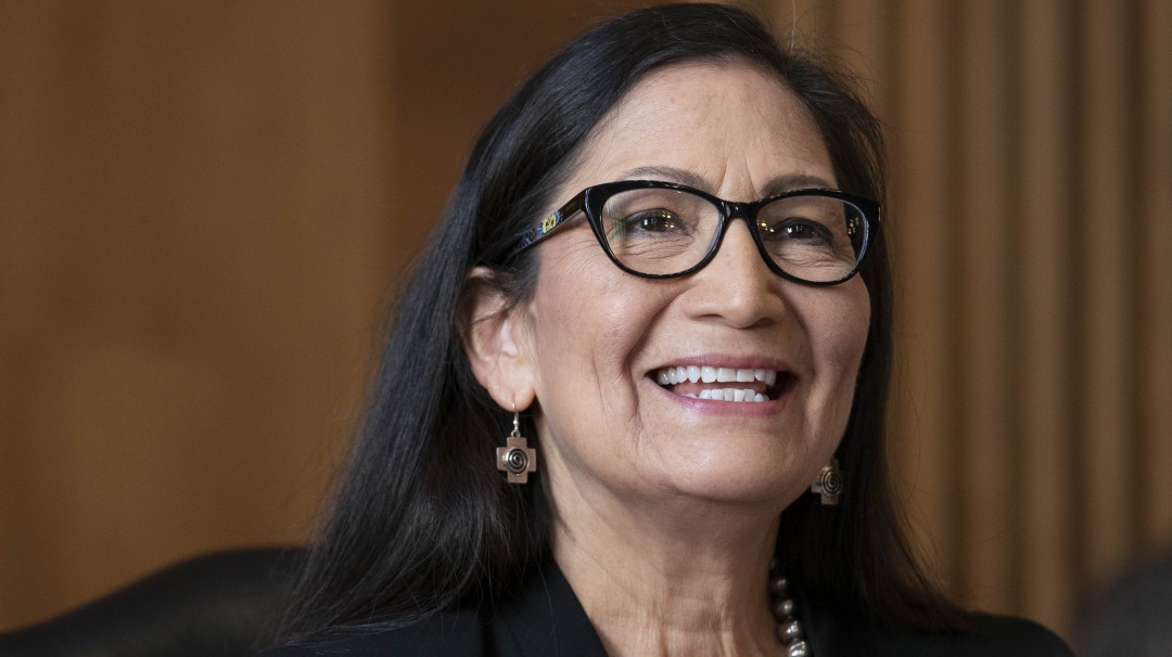 Deb Haaland, la primera secretaria indígena del gabinete en EE.UU.