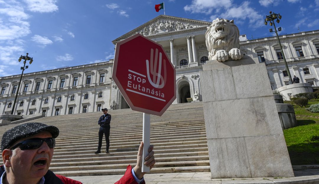 Colectivos religiosos insisten en que la norma debe ser dejada de lado.