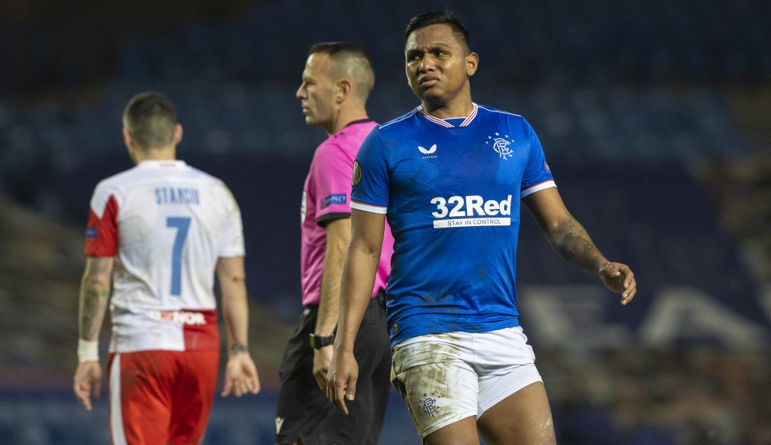 Alfredo Morelos se lamenta por una ocasión errada durante el partido.