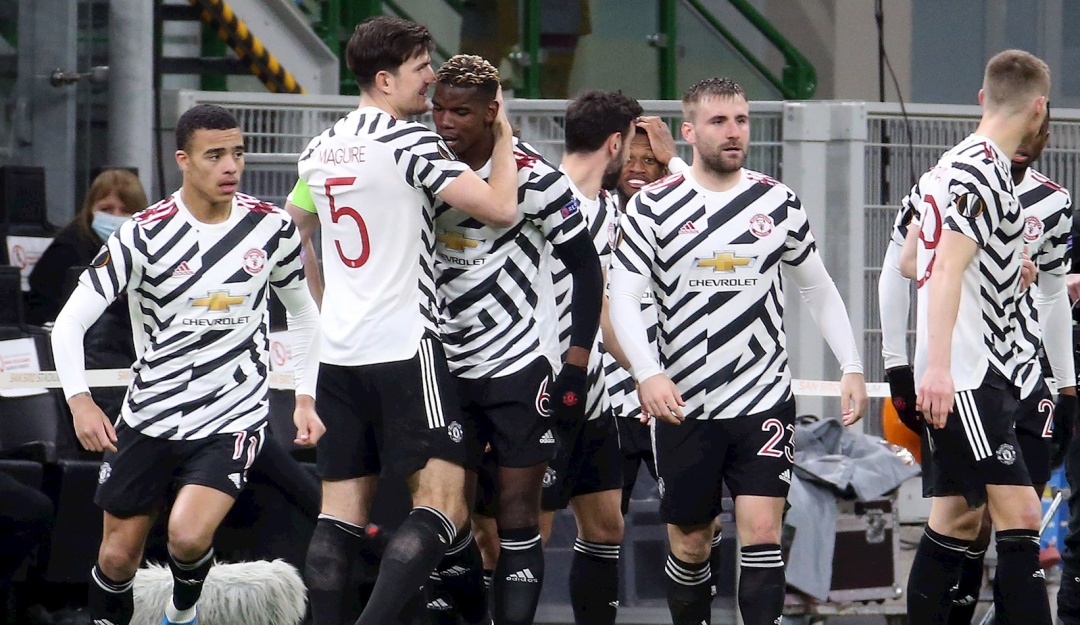 Los jugadores del Manchester United festejan la anotación convertida por Paul Pogba.