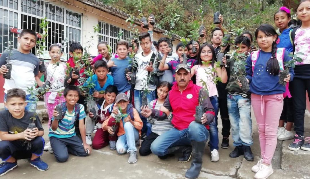 Profesor Arley Bolaños y sus alumnos en El Tablón de Gómez