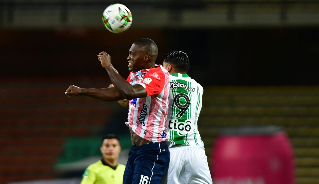 Germán Mera (Junior) en un duelo ante Jefferson Duque (Nacional)