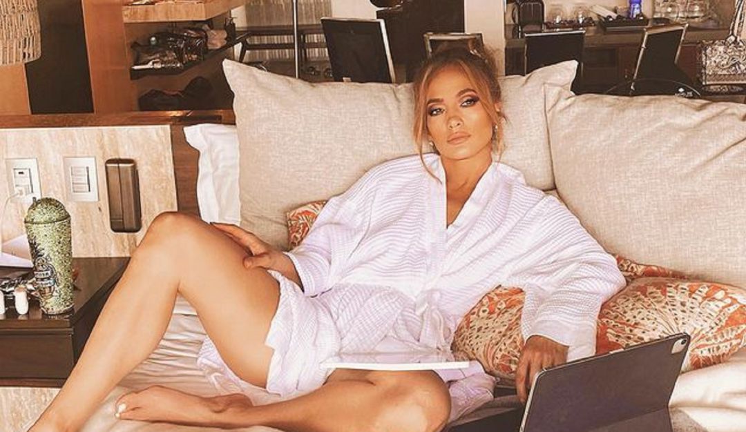 "Esa ropa tiene muchos huecos", le dicen a JLo por sensual y extraña ropa "Esa ropa tiene muchos huecos", le dicen a JLo por sensual y extraña ropa