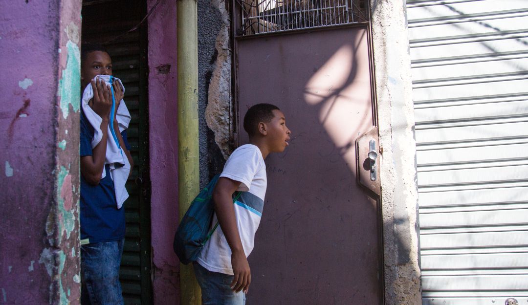 Jóvenes en Río de Janeiro esperan a que terminen los enfrentamientos para poder salir de su casa. Jóvenes en Río de Janeiro esperan a que terminen los enfrentamientos para poder salir de su casa.