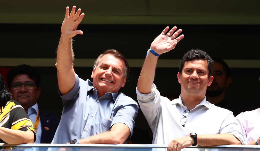 La defensa del expresidente Lula da Silva aseguró que el juez Sergio Moro (der) actuó mientras era influenciado por su alianza política con el presidente Jair Bolsonaro.