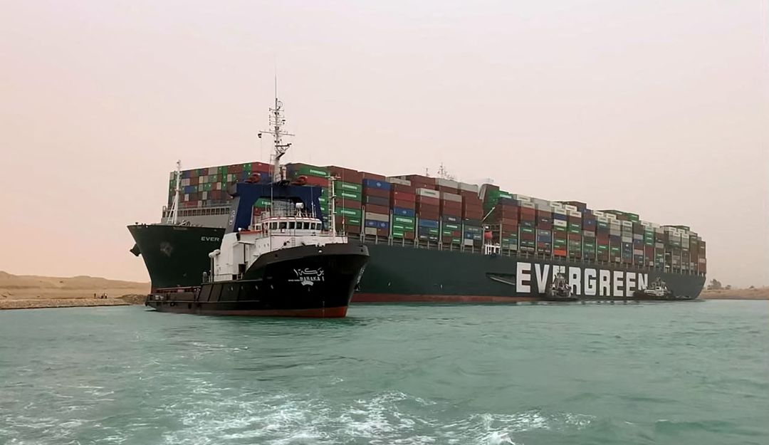 Buque encallado en el Canal de Suez