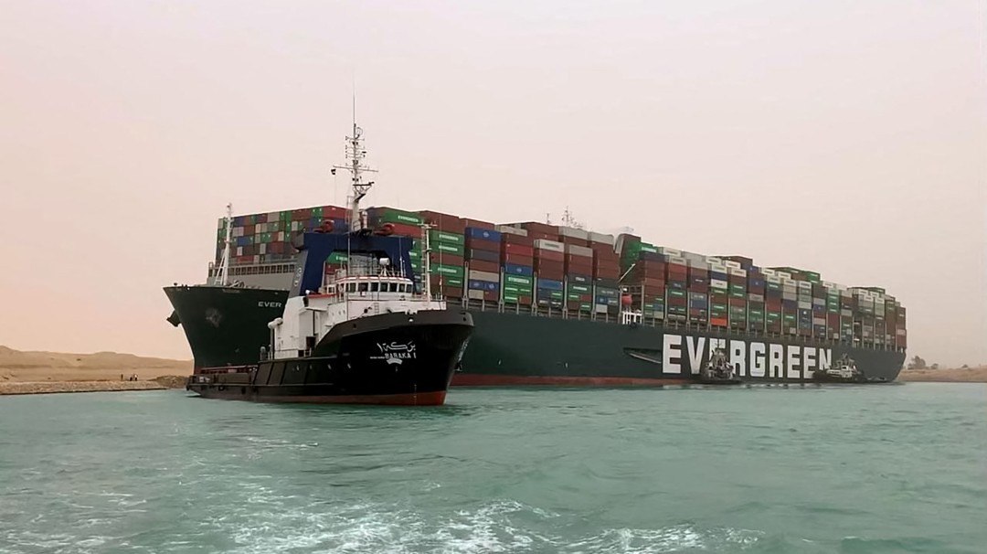 Canal de Suez bloqueado por un buque portacontenedores que encalló