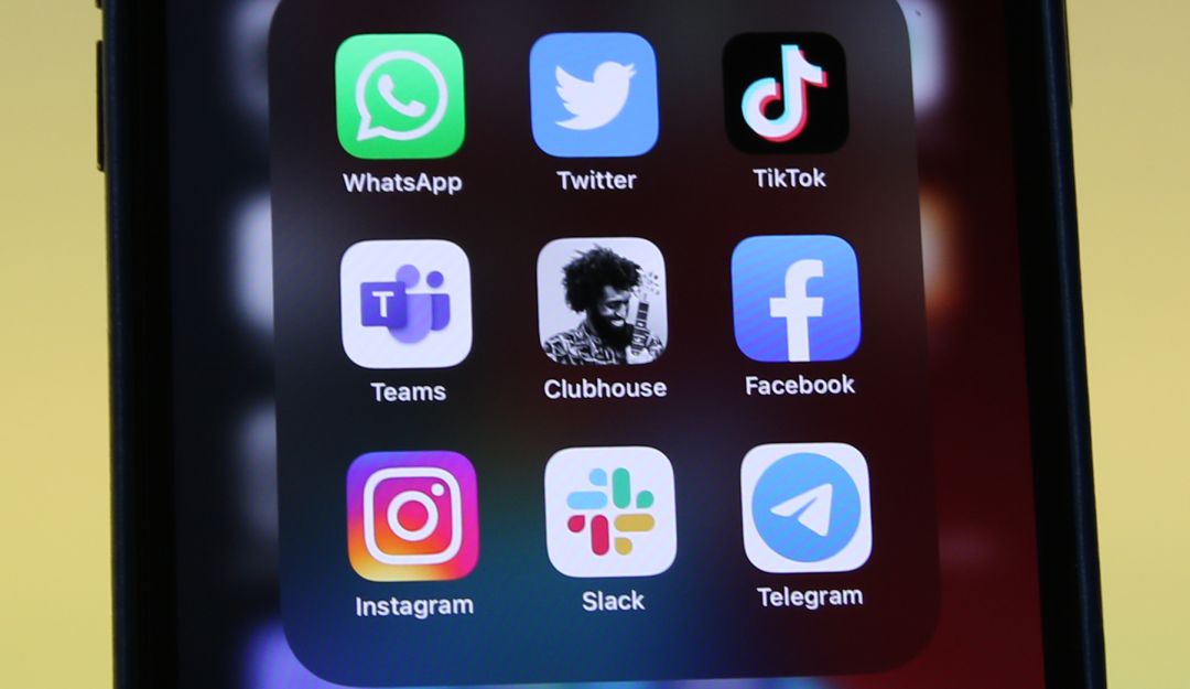Los directivos de las redes sociales insisten en que revisar los contenidos en las cuentas de sus usuarios pueden ser considerados como una violación en la libertad de expresión.