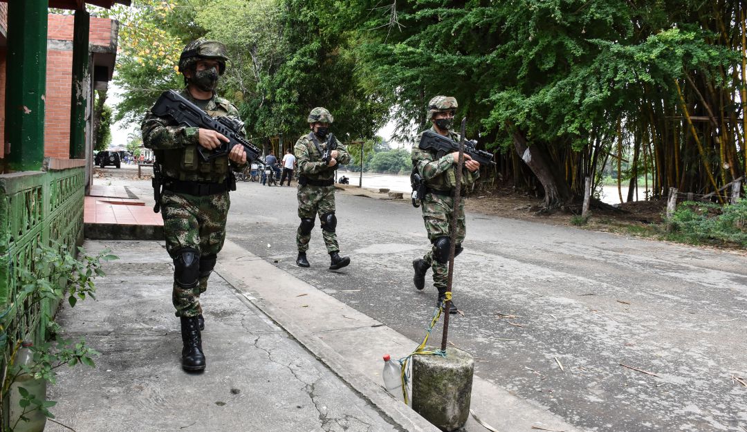 Ante los constantes enfrentamientos, se reforzó la presencia militar en Arauquita, municipio fronterizo con Apure (Venezuela).