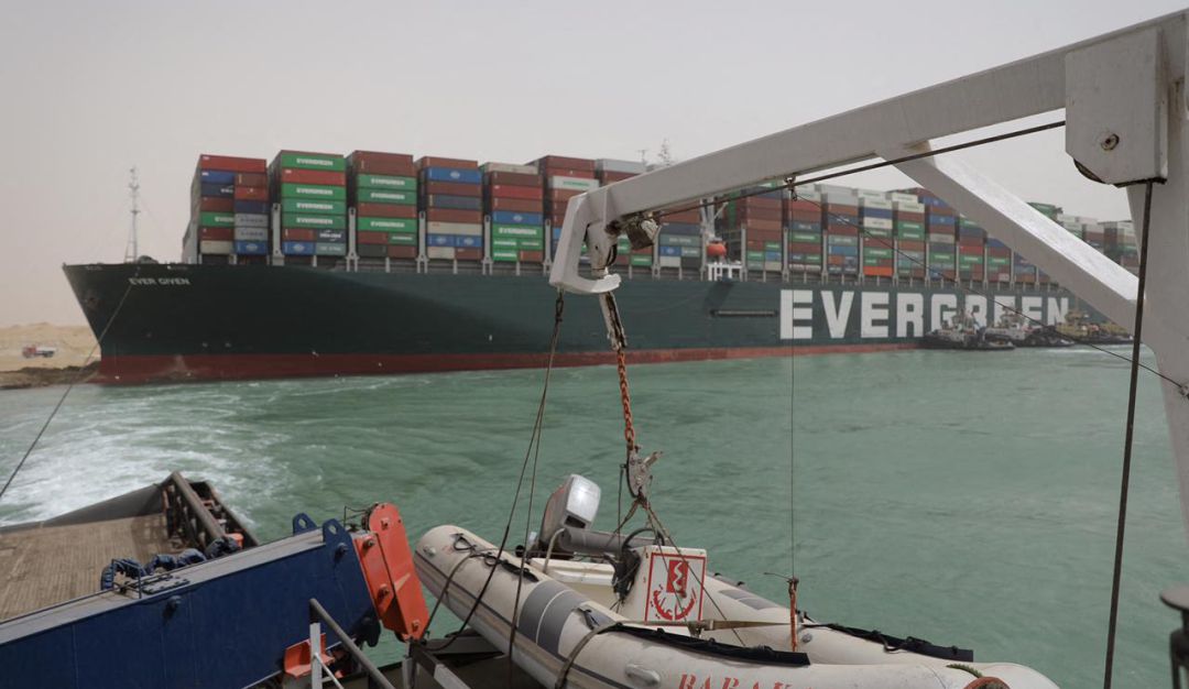Labores en el Canal de Suez para liberar el barco Ever Given