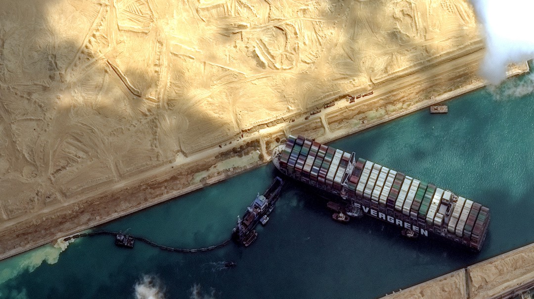 Fracasa primer intento de reflotar buque encallado en Canal de Suez