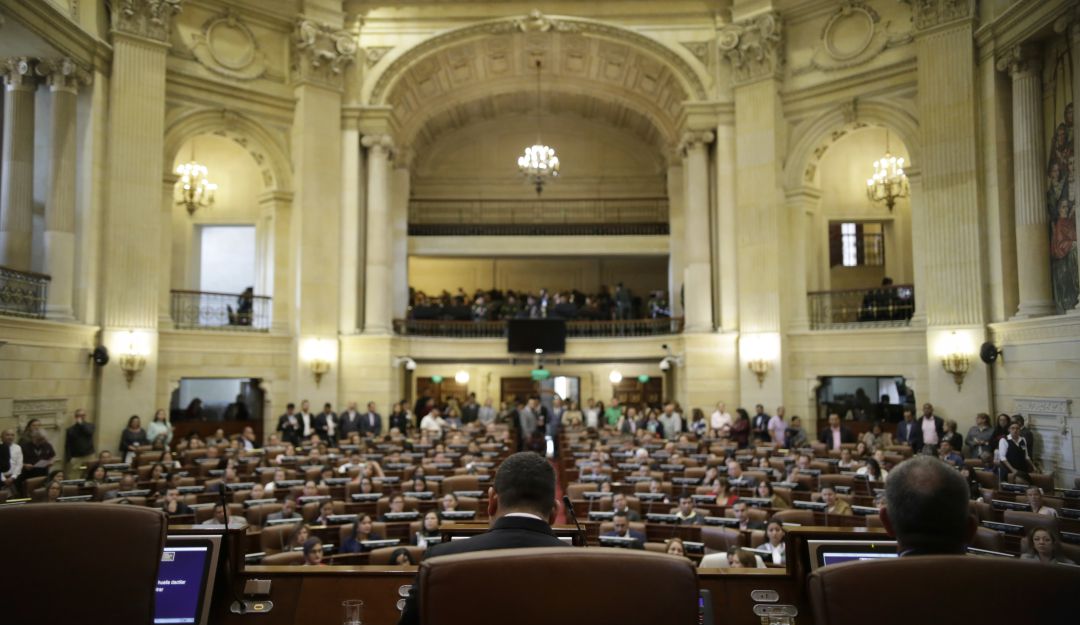 Uribe insiste en propuesta para reducir el Congreso y despierta polémica