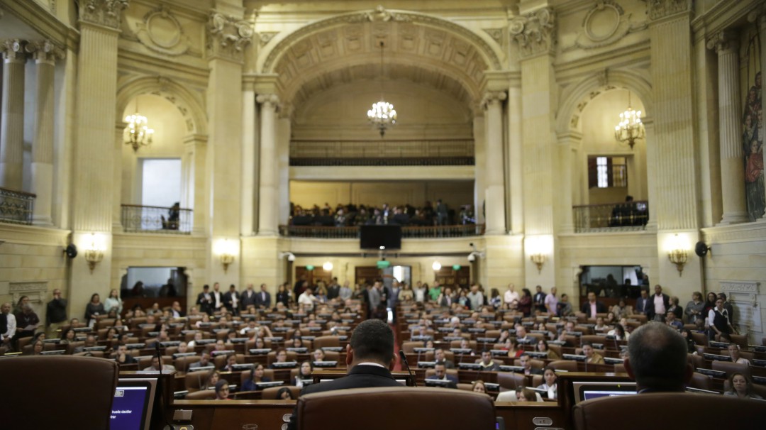 Uribe insiste en propuesta para reducir el Congreso y despierta polémica