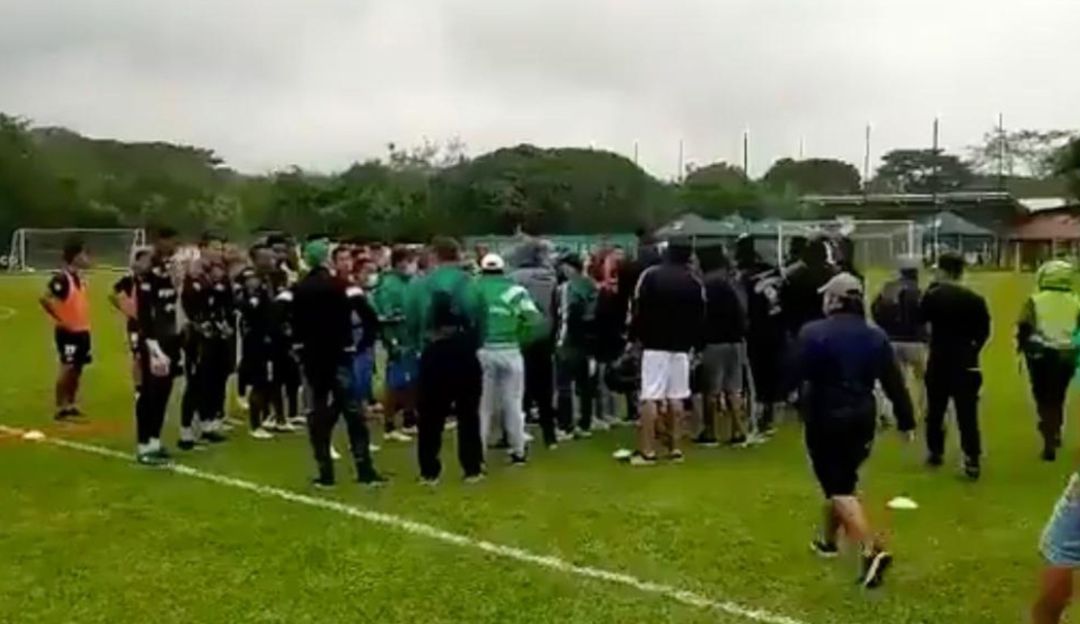Hinchas del Cali en sede de Pance