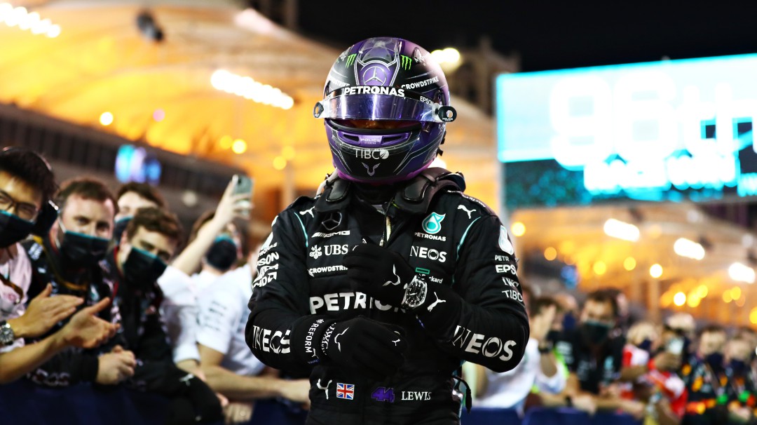 Lewis Hamilton comenzó la defensa de su título con victoria en Baréin
