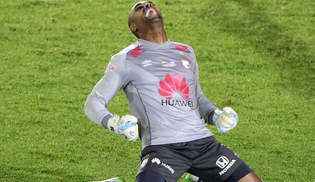 Róbinson Zapata festeja el título de la Copa Sudameircana ganada con Santa Fe en 2015.